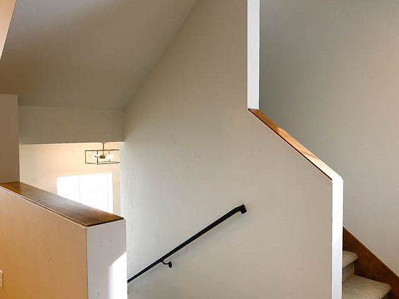 4th image of 326 Silverpine Dr