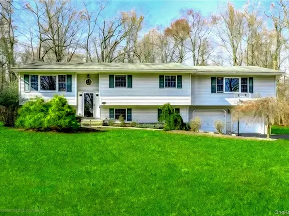 25 Ackerman Avenue, Airmont, NY 10901