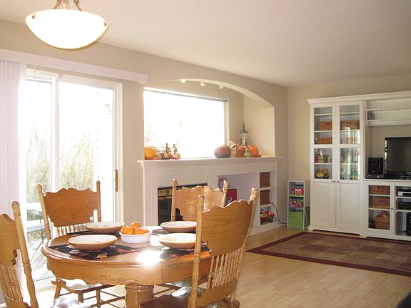 Bright Great Room with gas f