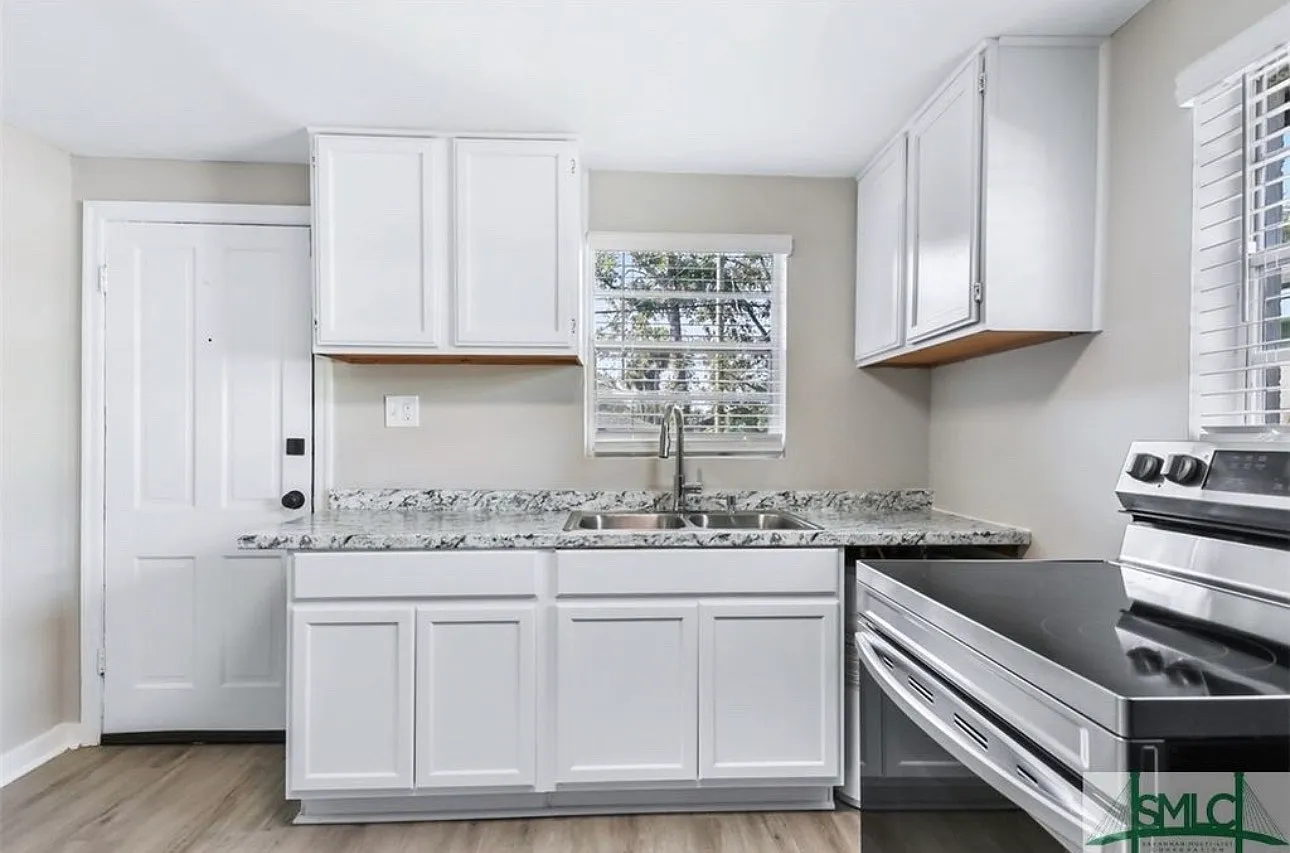 3 bed, 1100 sqft, $2,150 — Photo 2