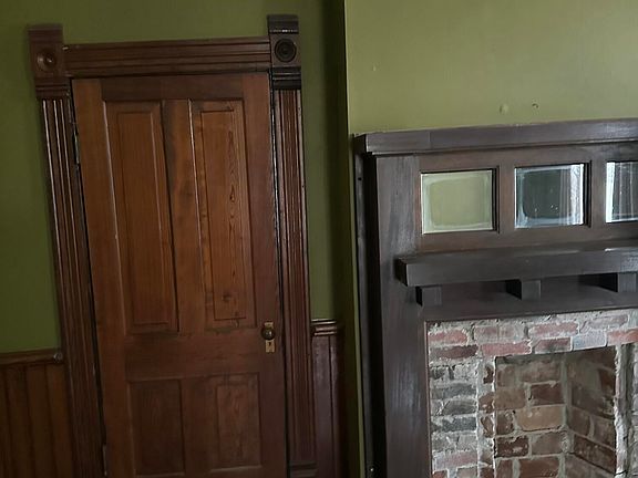 5th image of 319 Gray St