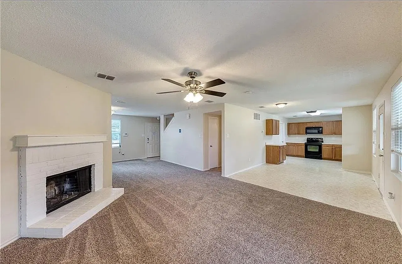 4 bed, 2214 sqft, $2,300 — Photo 3