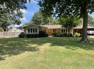 2017 Coker Hampton Dr, Stuttgart, AR 72160