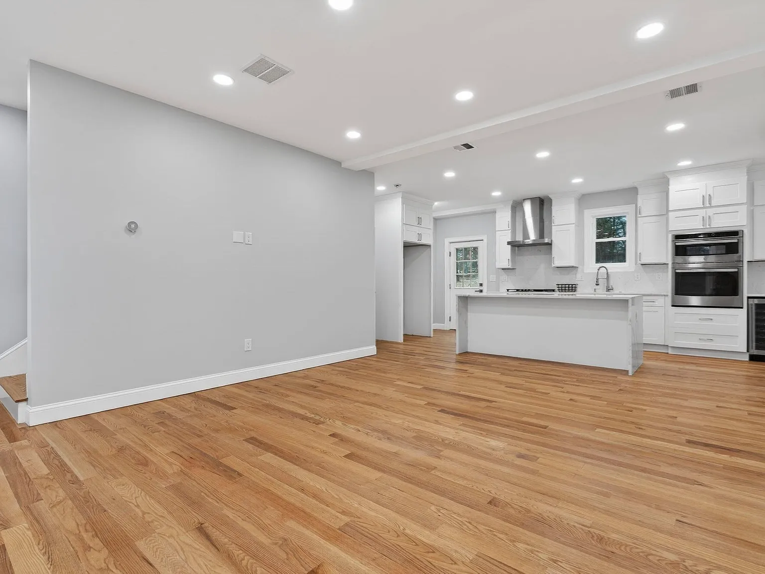 3 bed, 2.5 bath, 2100 sqft, $3,700 — Photo 4