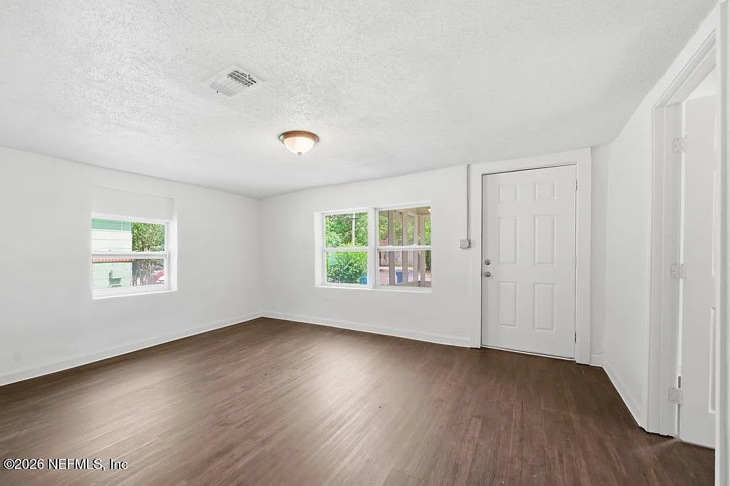 3 bed, 2.0 bath, 1066 sqft, $1,425 — Photo 4