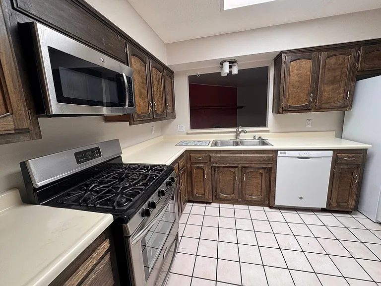 8902 Spain Rd NE — Photo 8