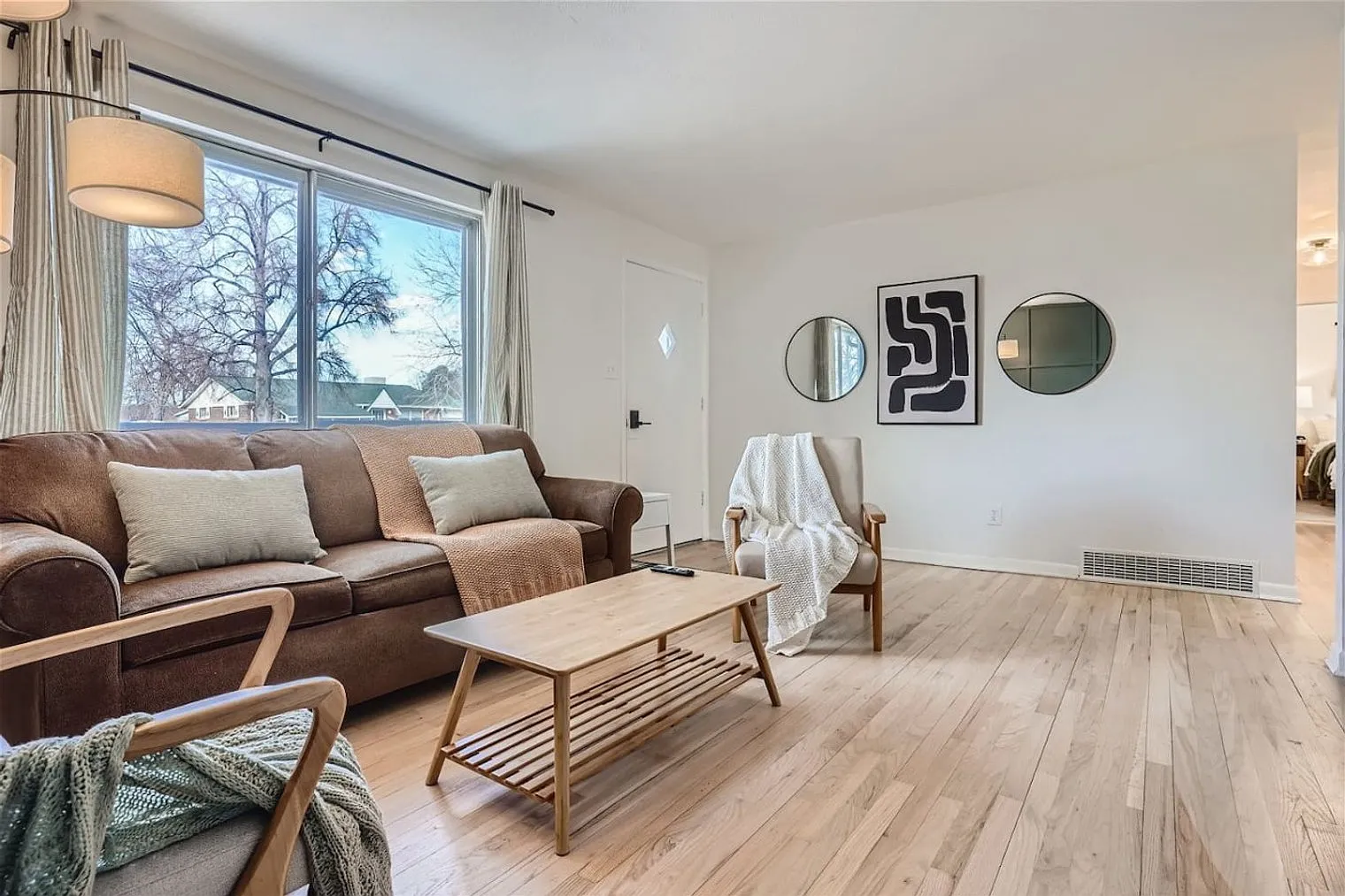 4 bed, 2.0 bath, $4,242 — Photo 3