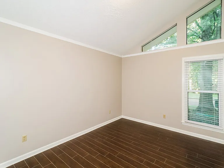 2209 Burlingate Dr — Photo 11