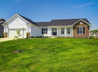 10370 Carrousel Woods Dr, New Middletown, OH 44442