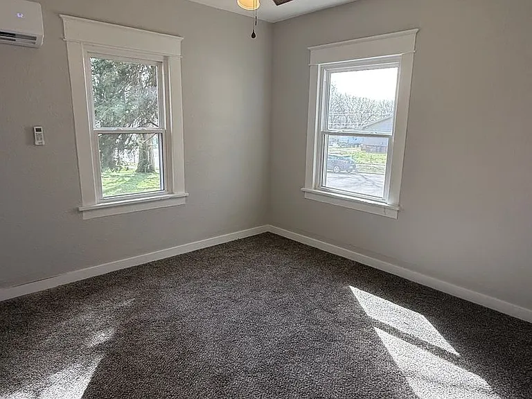 1017 W Locust St — Photo 4