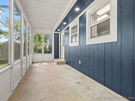 4th image of 215 E 18th St