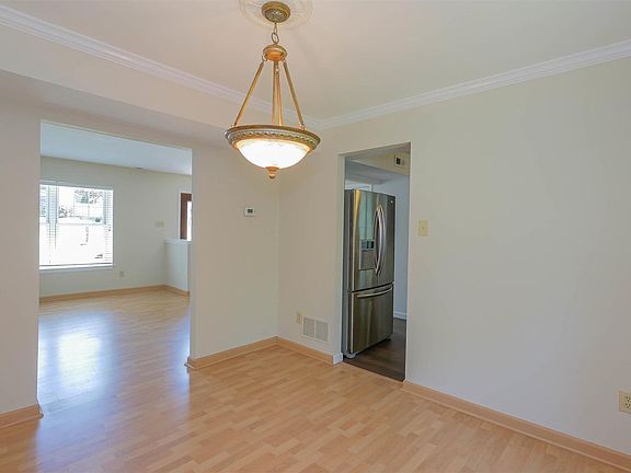 5th image of 553 Holly Brook Dr