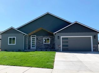 1048 Ruby Meadows Dr, Eagle Pt, OR 97524