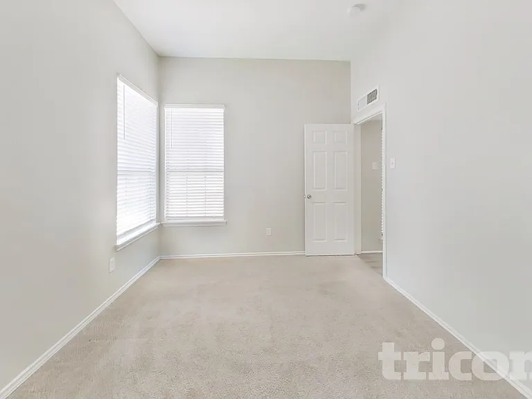 7811 Bluff Trail Dr — Photo 11