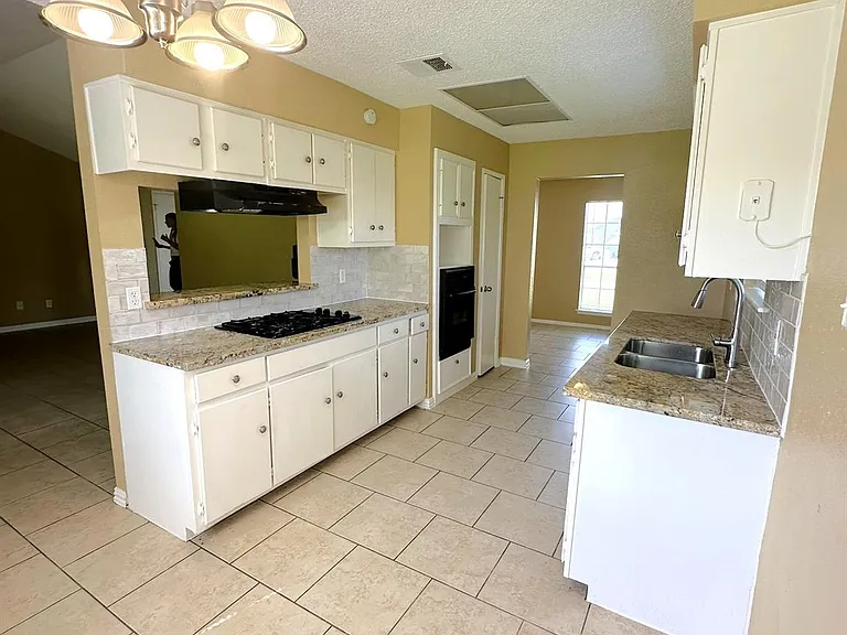 12210 Roandale Dr — Photo 4