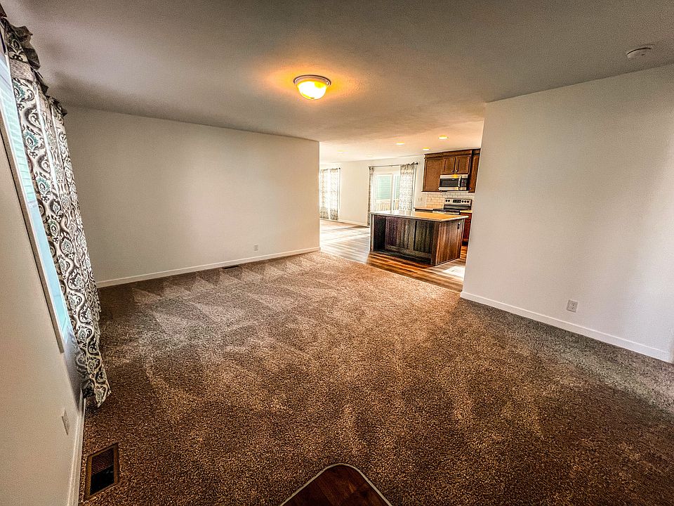 2nd image of 1090 E Park St #1090