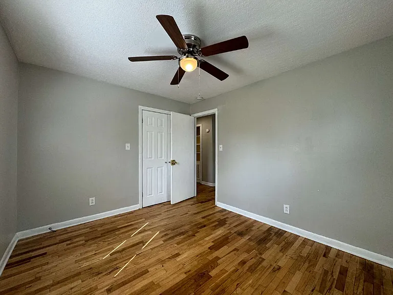 405 Laura Ct — Photo 4