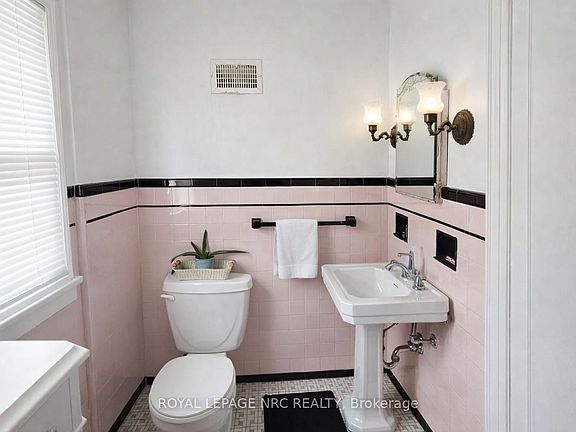 5th image of 19 Lakeshore Rd W