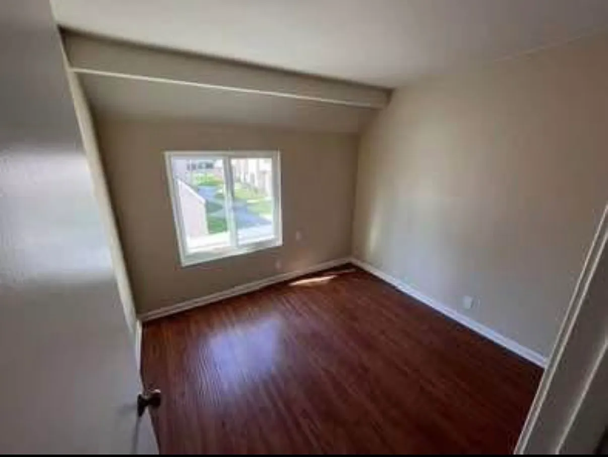 3 bed, 1.5 bath, 1121 sqft, $3,750 — Photo 3
