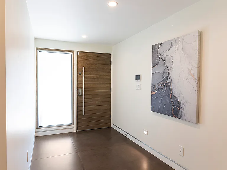 6561 Lasaine Ave — Photo 6