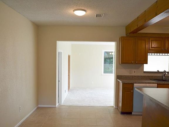 3rd image of 2852 Hillsdale Ave
