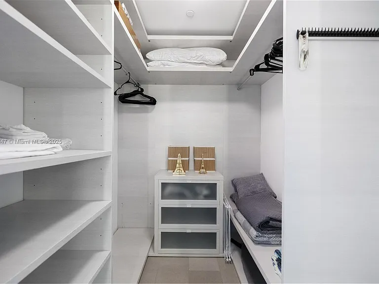 88 SW 7th St #1010 — Photo 7