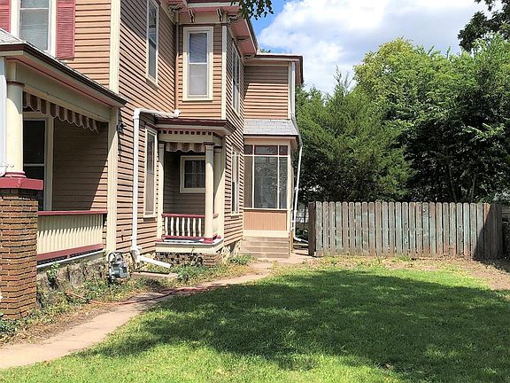 3rd image of 920 W Ash St