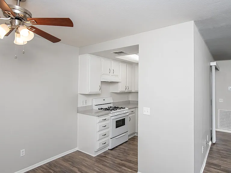 407-409 W Lexington Dr — Photo 9