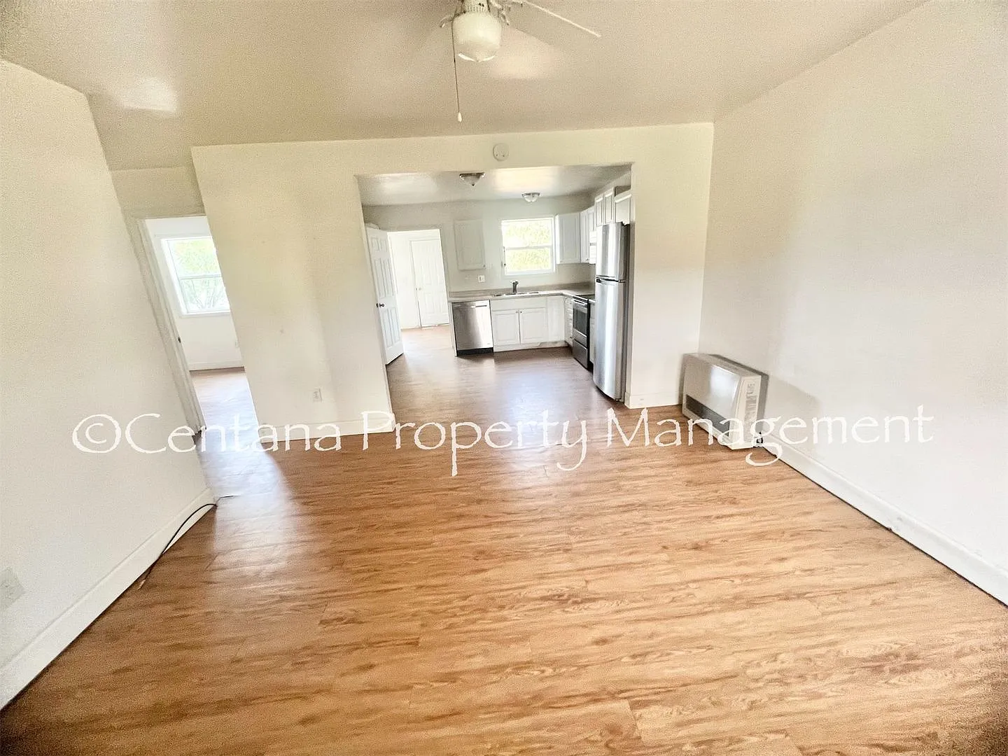Pet friendly house with a fenced yard! — Photo 2
