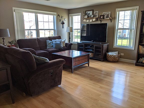 4th image of 295 Ashbury Ln W