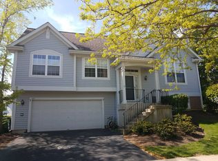 881 Essex Cir, Grayslake, IL 60030
