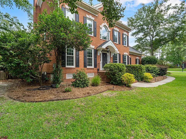 101 Hollingwood Dr — Photo 2