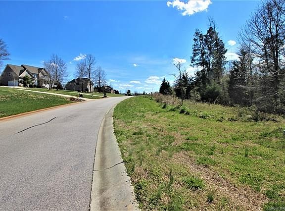3rd image of 660 Briarwood Dr