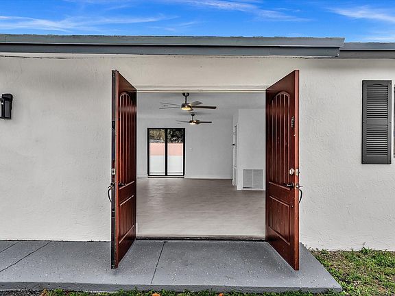 4th image of 2340 SW 42nd Terrace
