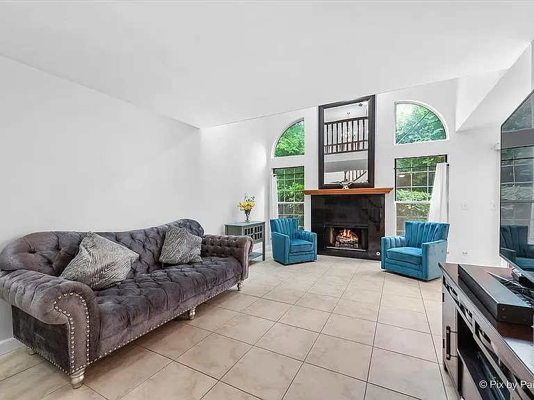 650 Hillview Ct — Photo 6