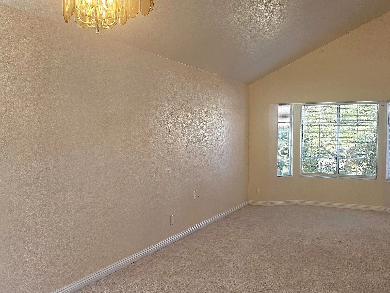 4 bed, 2.5 bath, 2082 sqft, $2,995 — Photo 3