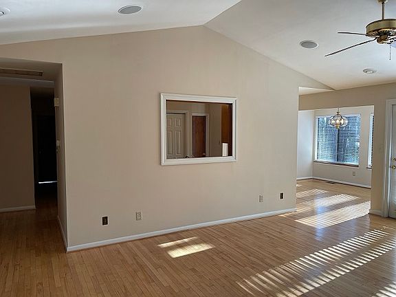 3rd image of 103 Chestnut Ct