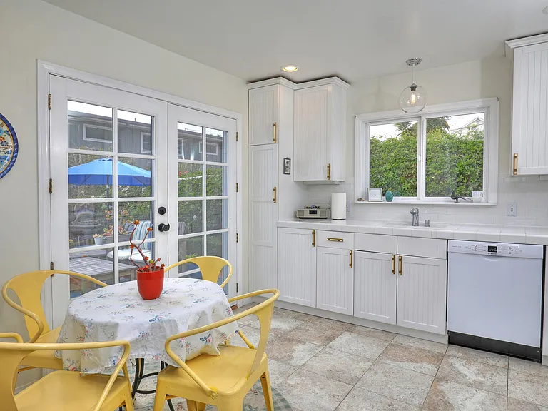 2311 Shelby St — Photo 10