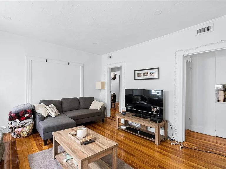 7 Hallam St #3 — Photo 5