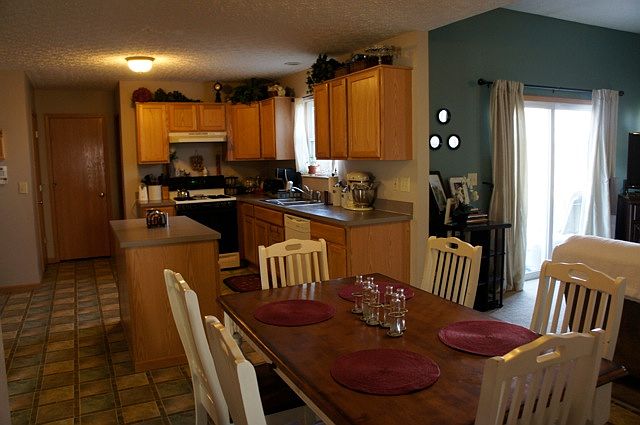 Eat-in kitchen