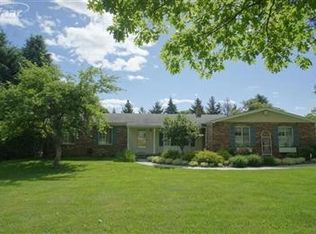 1051 S East St, Fenton, MI 48430