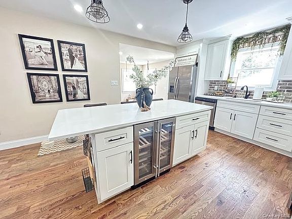 3rd image of 32 Morris Avenue