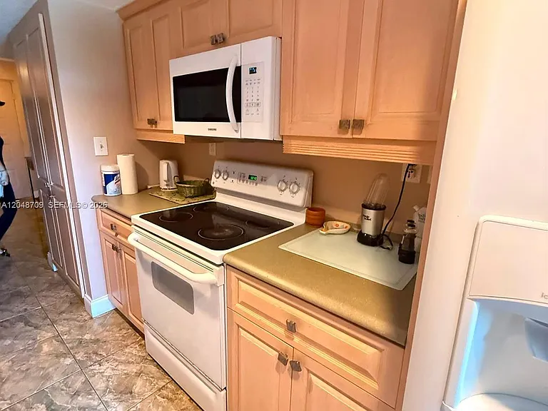 17801 N Bay Rd #206 — Photo 3