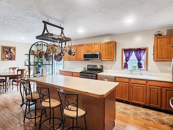 4th image of 579 Glenwood Ct
