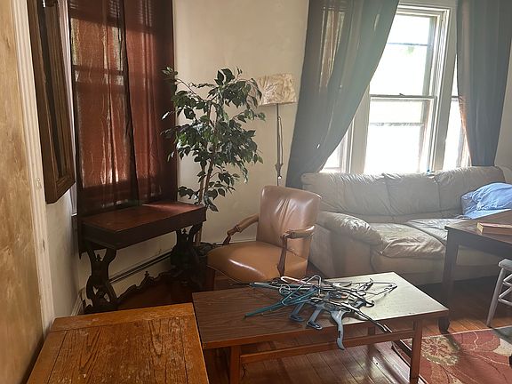 4th image of 193 Brown St