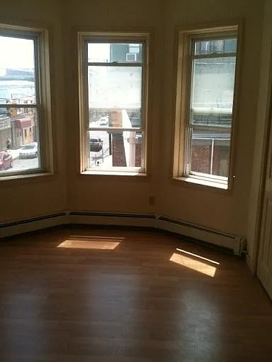 54 Saint Pauls Ave — Photo 2