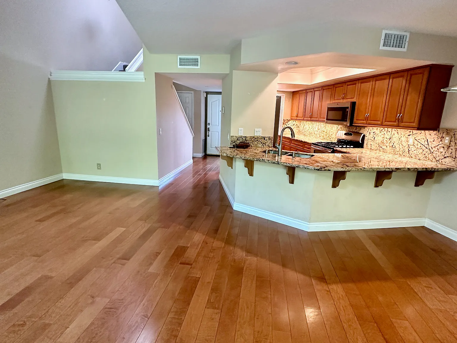 2 bed, 2.5 bath, 1383 sqft, $3,900 — Photo 4