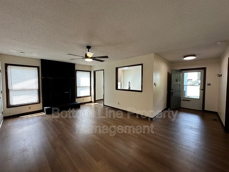 3 bed, 2.0 bath, 1210 sqft, $1,550 — Photo 4