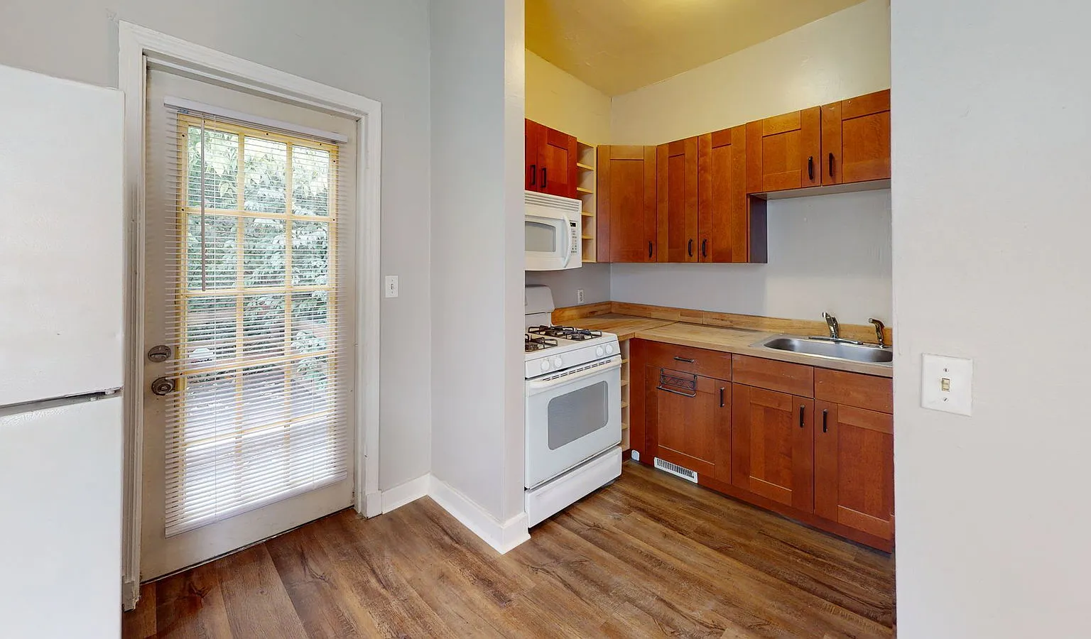 5 bed, 2.0 bath, 2279 sqft, $3,995 — Photo 3