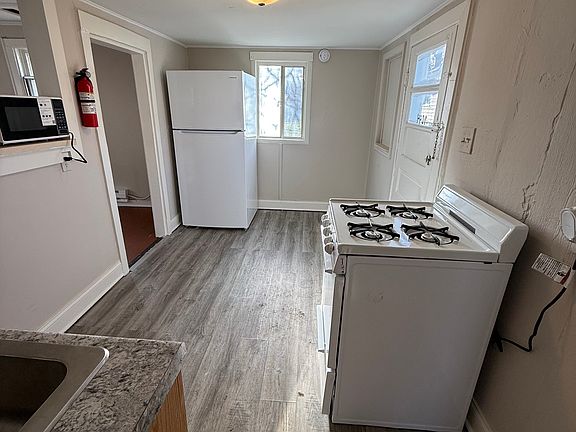 3rd image of 1044 Campbell Ave